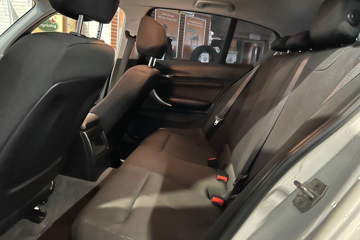 Hvid BMW 118d fra 2018