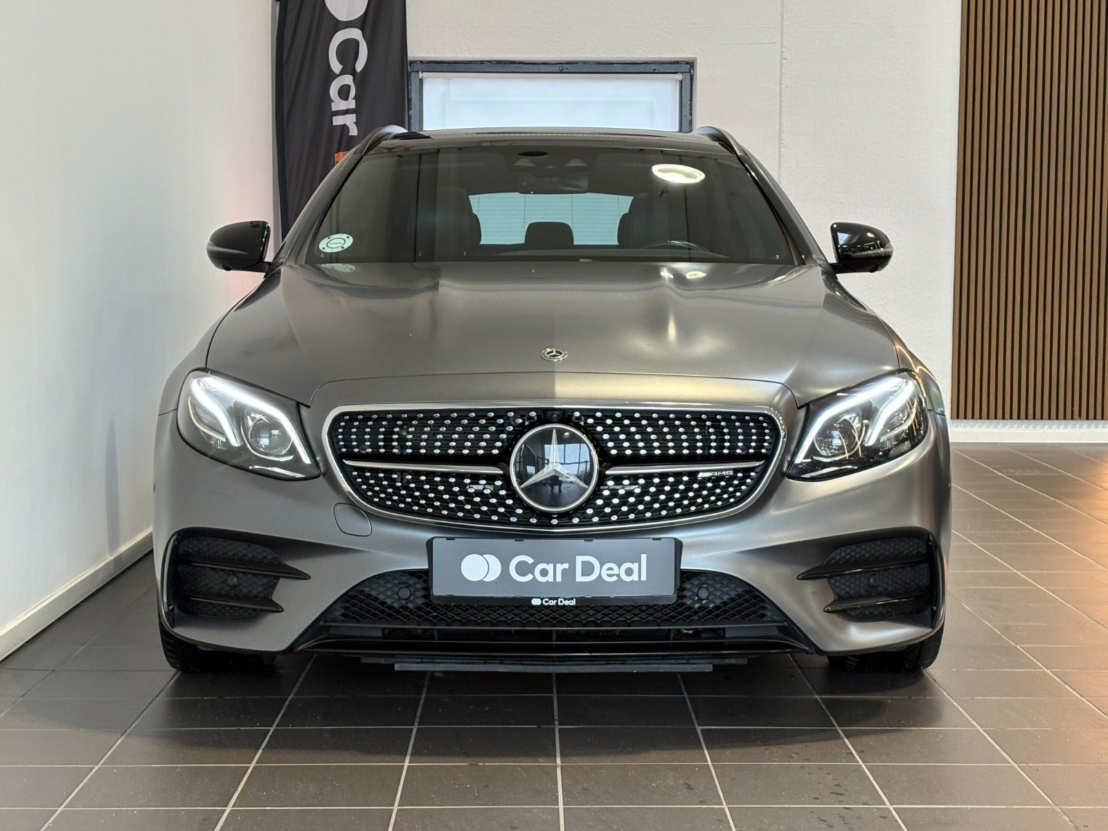 Grå Mercedes E53 fra 2019