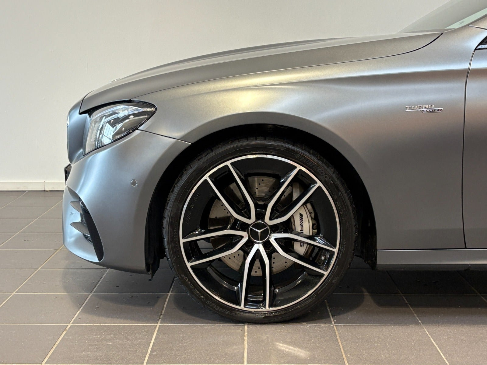 Grå Mercedes E53 fra 2019