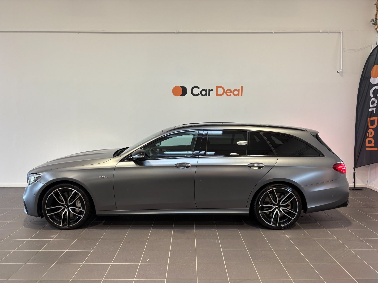Grå Mercedes E53 fra 2019