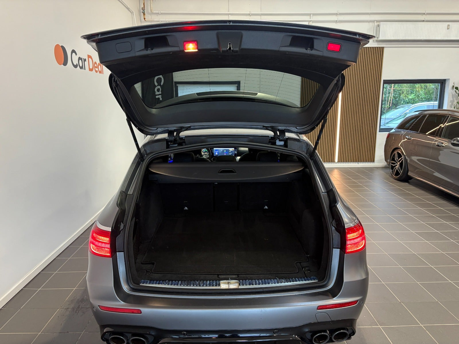 Grå Mercedes E53 fra 2019