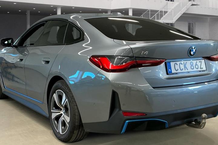 Grå BMW i4 fra 2024