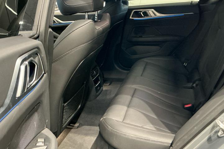Grå BMW i4 fra 2024