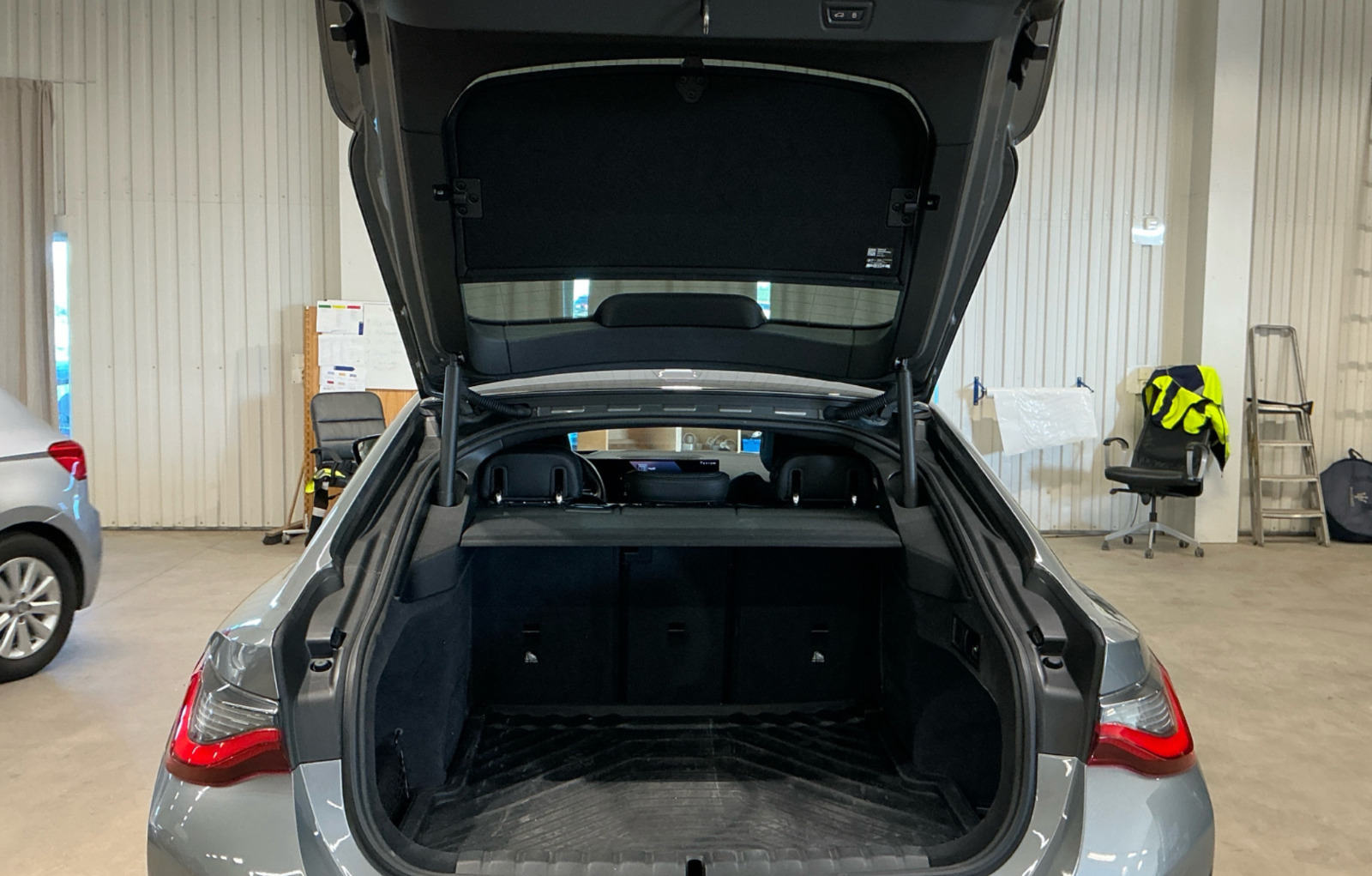 Grå BMW i4 fra 2024