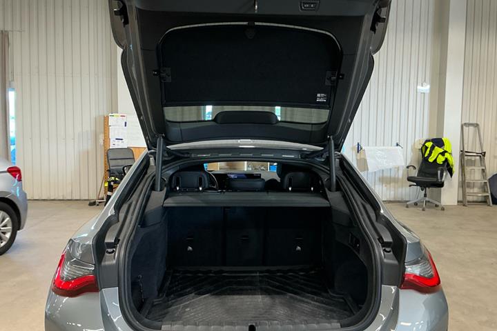 Grå BMW i4 fra 2024