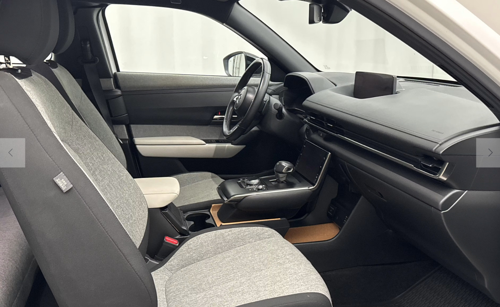 Hvid Mazda MX-30 fra 2023