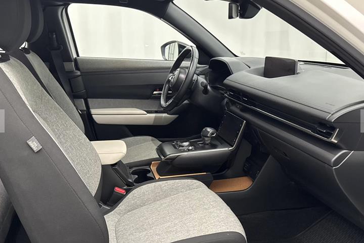 Hvid Mazda MX-30 fra 2023