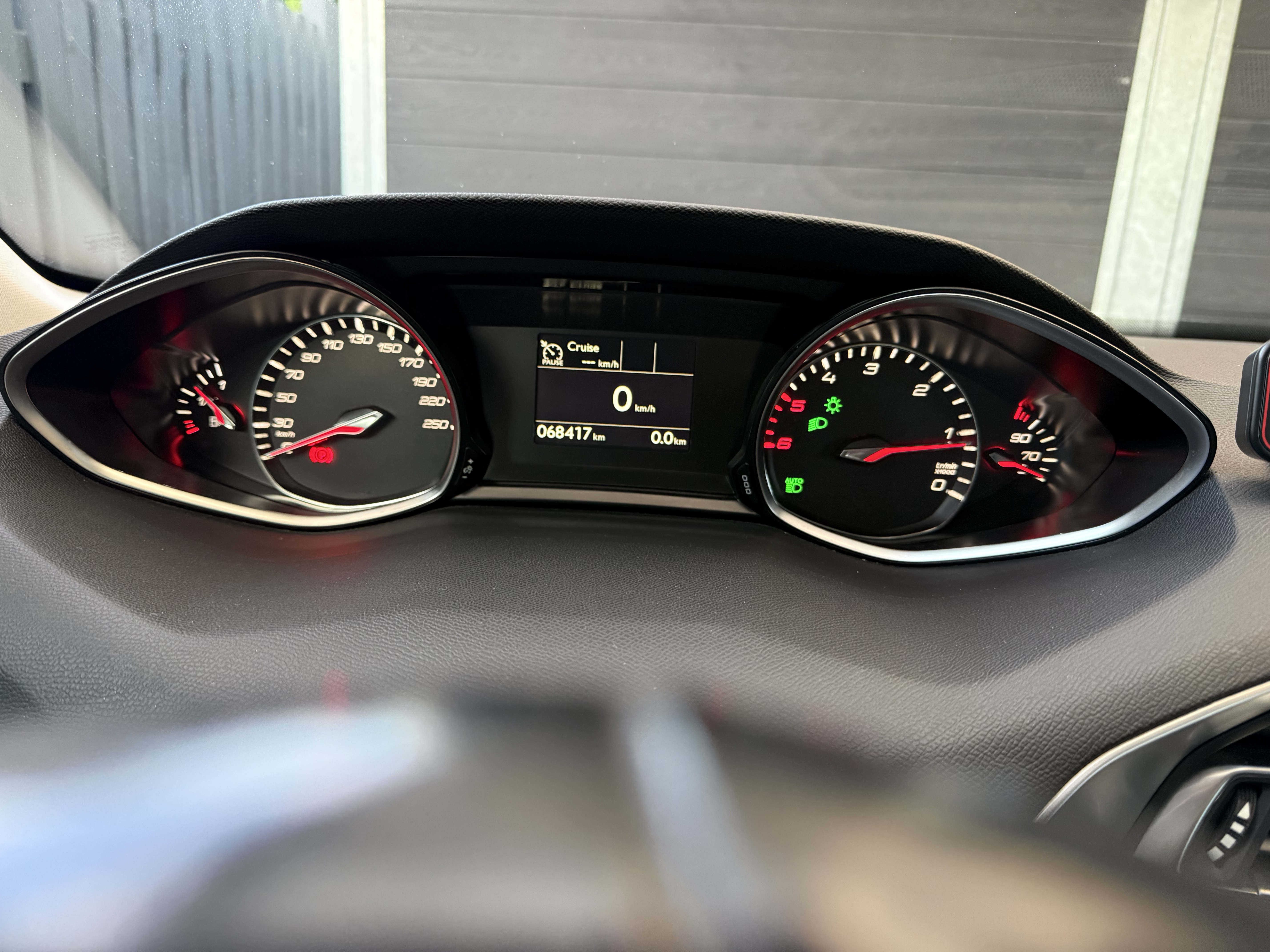 Grå Peugeot 308 fra 2018