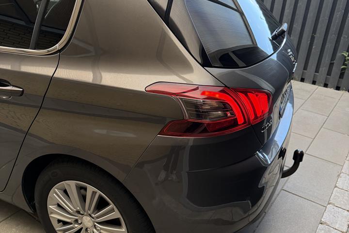 Grå Peugeot 308 fra 2018