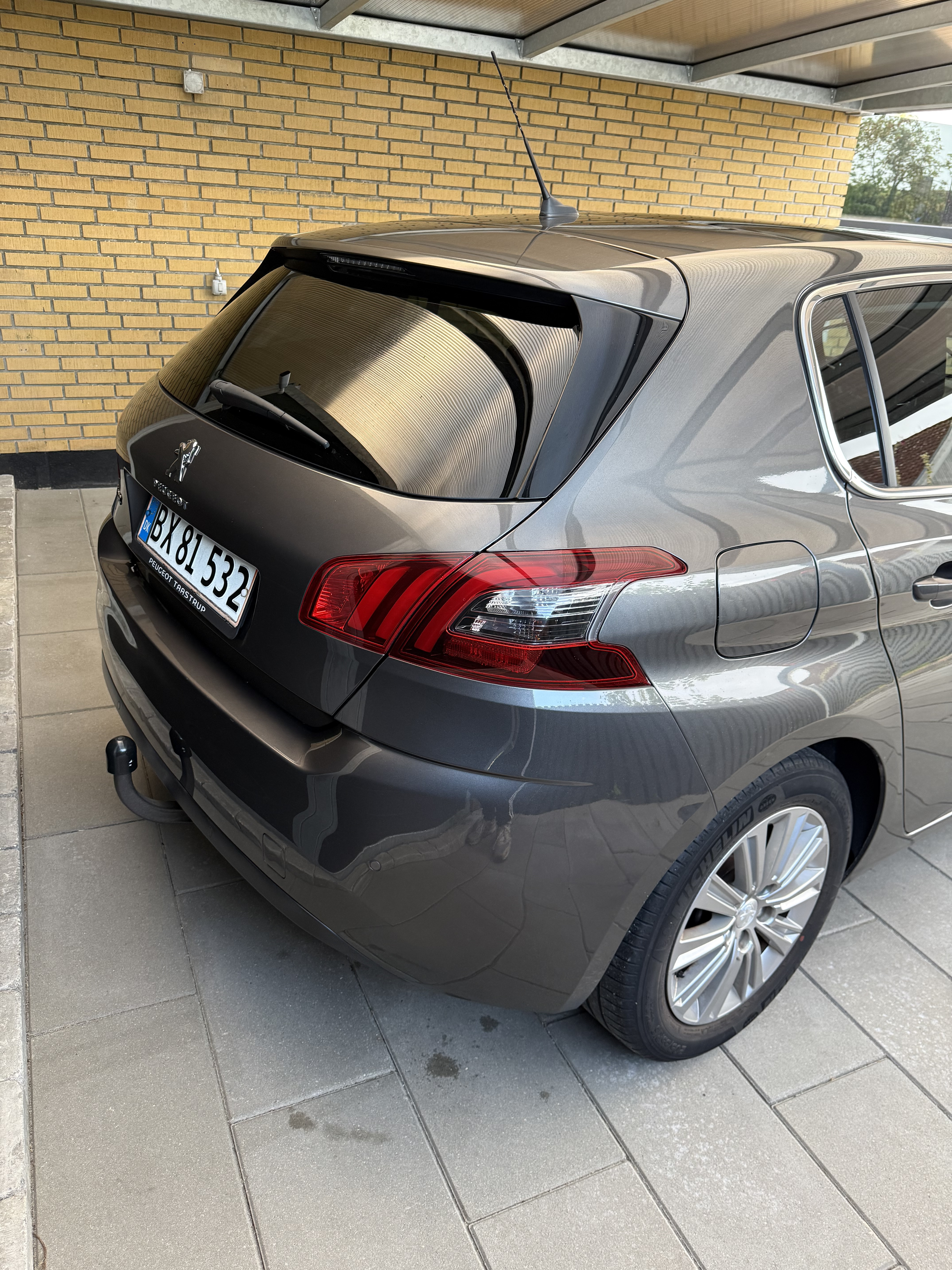 Grå Peugeot 308 fra 2018