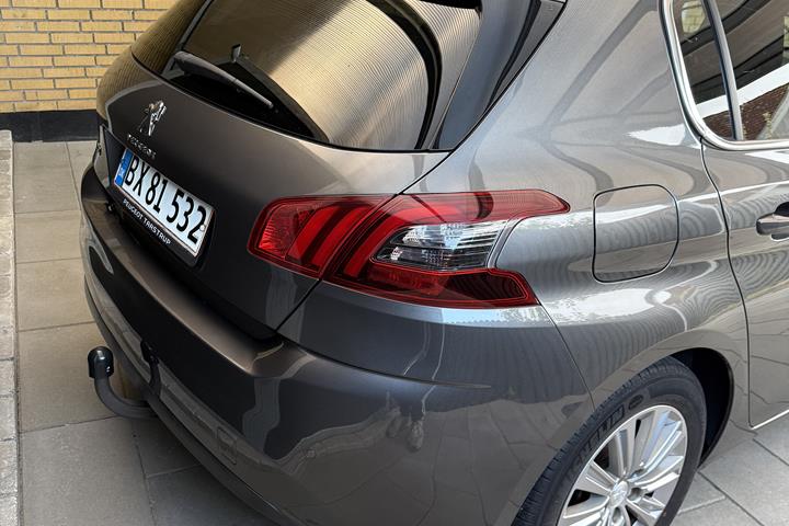 Grå Peugeot 308 fra 2018