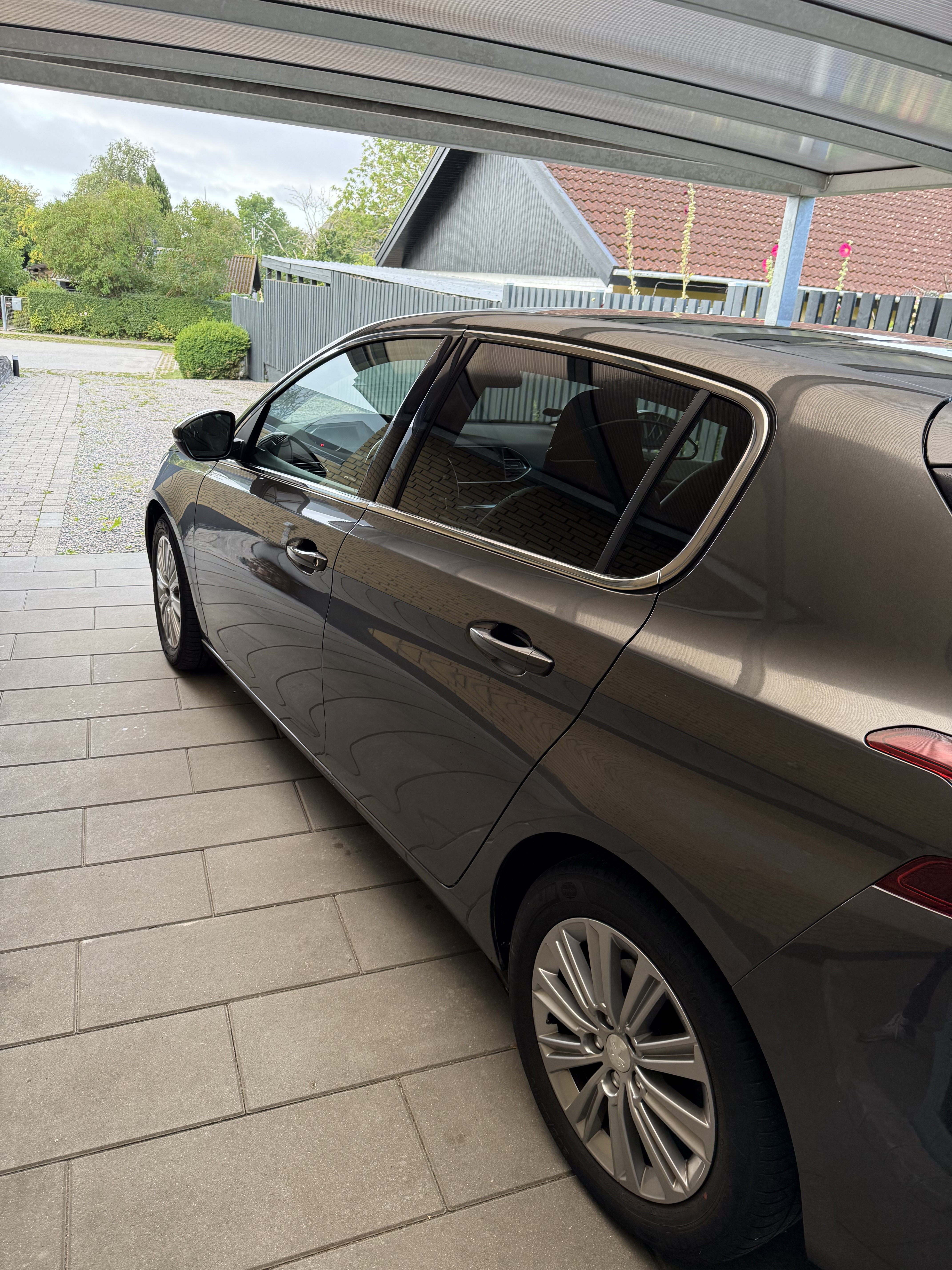 Grå Peugeot 308 fra 2018