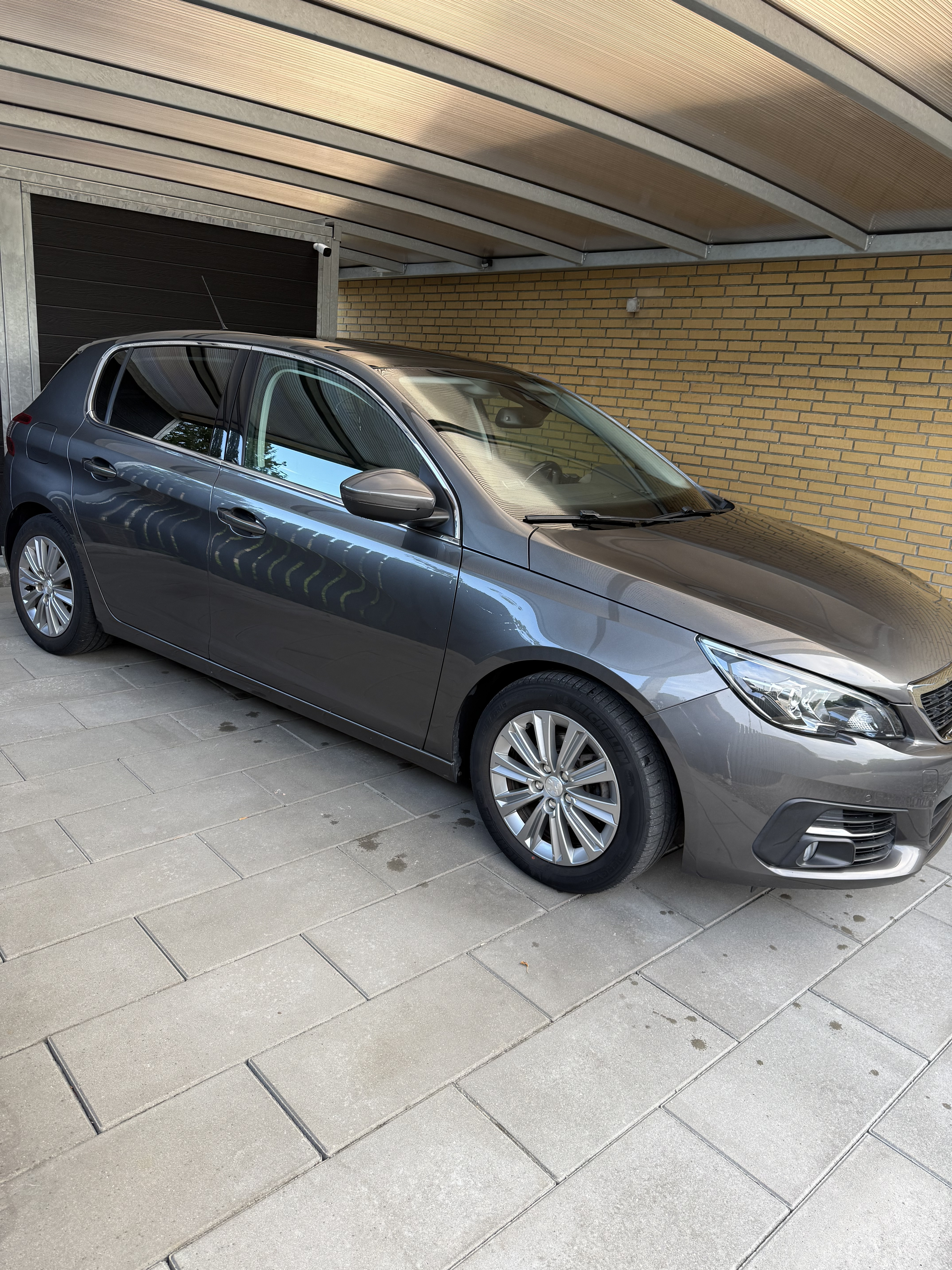 Grå Peugeot 308 fra 2018