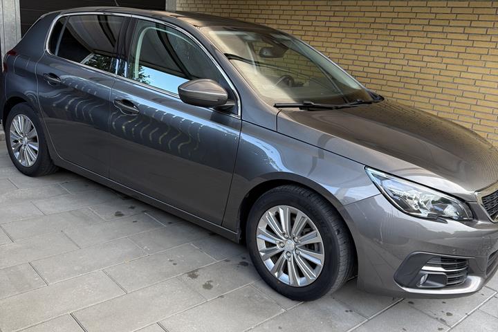 Grå Peugeot 308 fra 2018