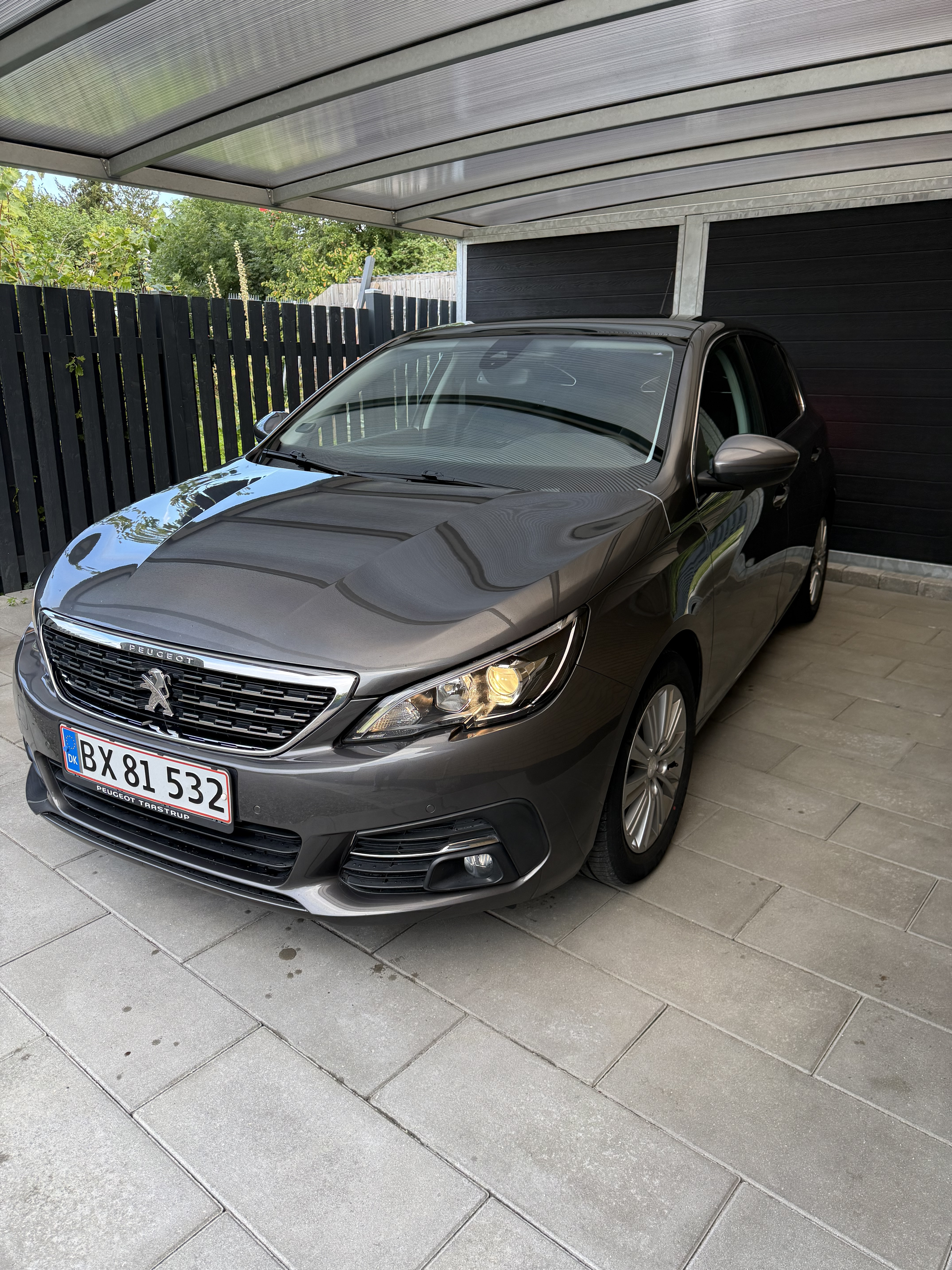 Grå Peugeot 308 fra 2018