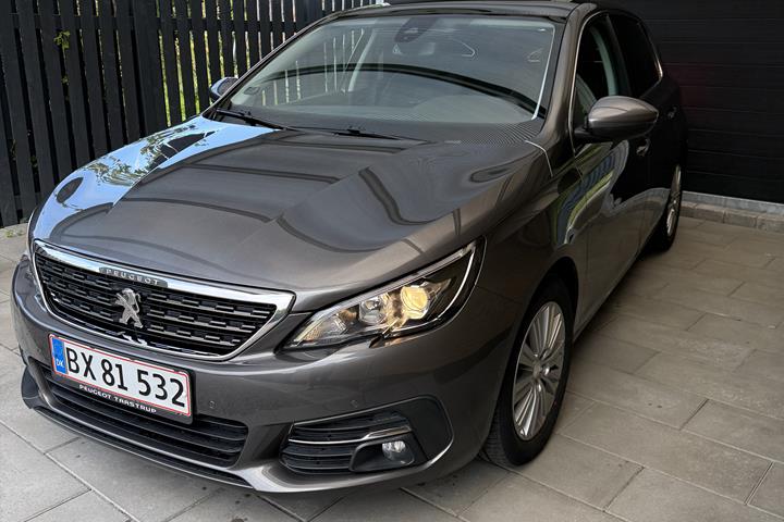 Grå Peugeot 308 fra 2018