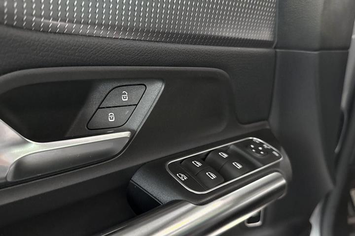 Grå Mercedes EQA250+ fra 2021