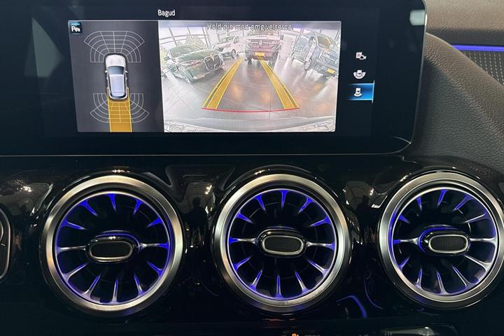 Grå Mercedes EQA250+ fra 2021