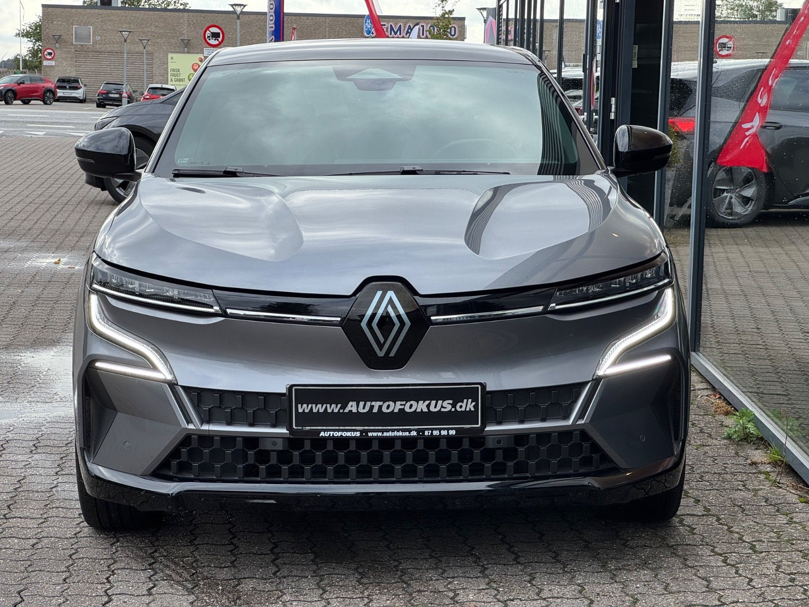 Grå Renault Megane E-Tech fra 2023