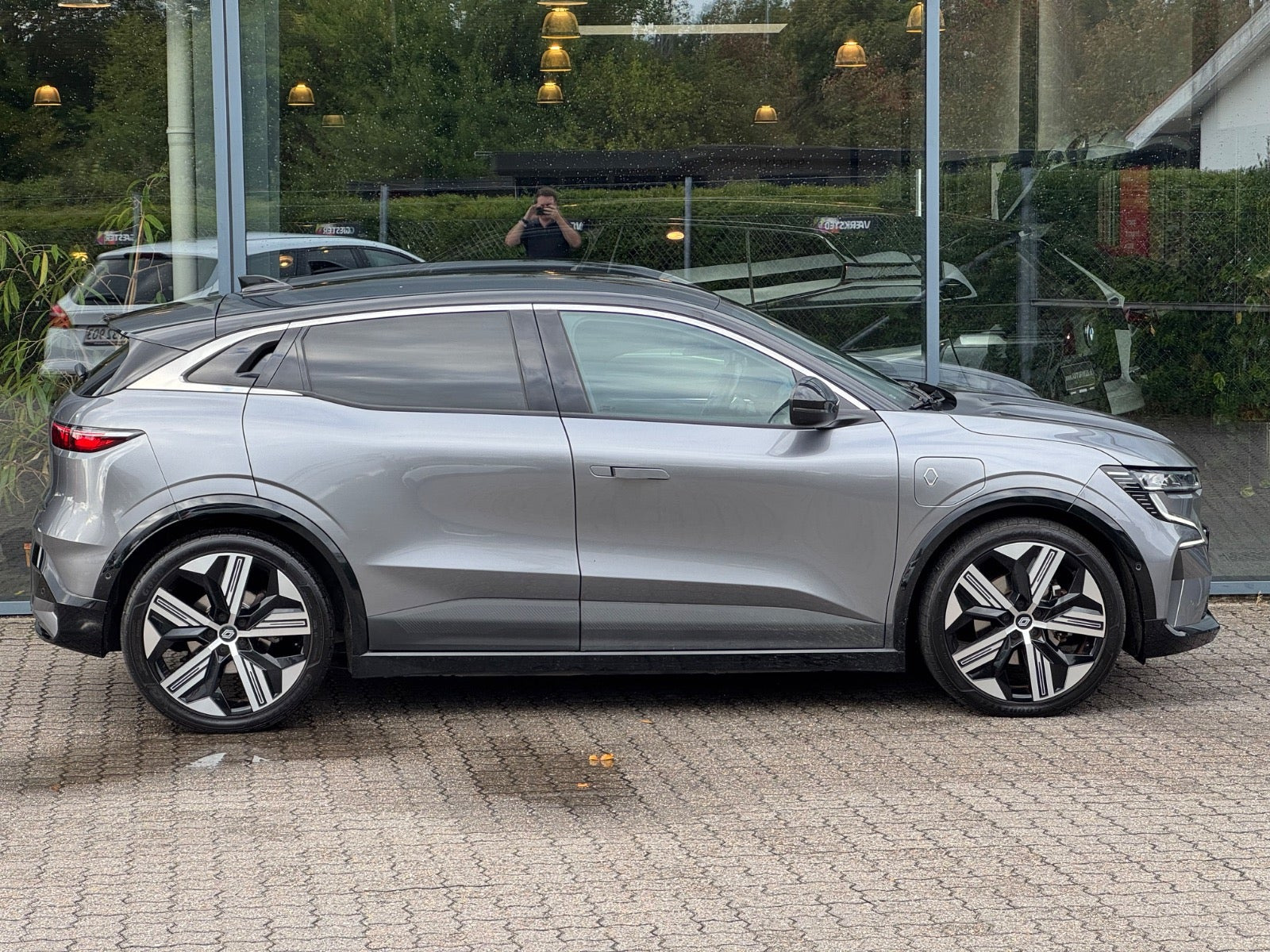 Grå Renault Megane E-Tech fra 2023