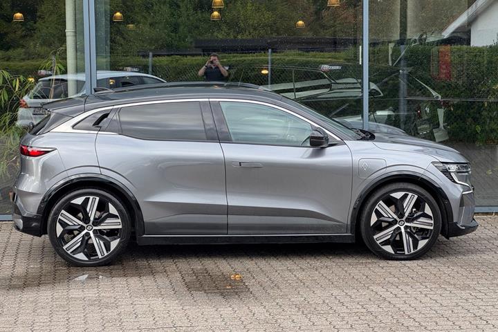 Grå Renault Megane E-Tech fra 2023