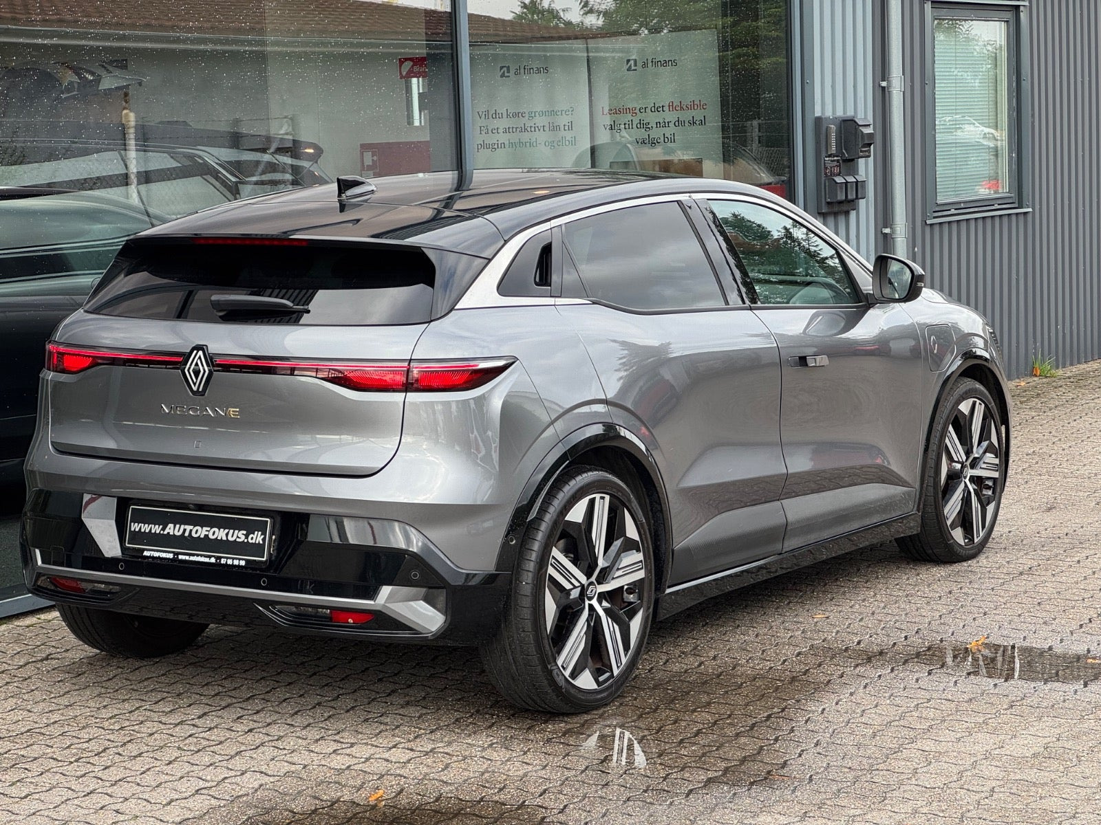 Grå Renault Megane E-Tech fra 2023