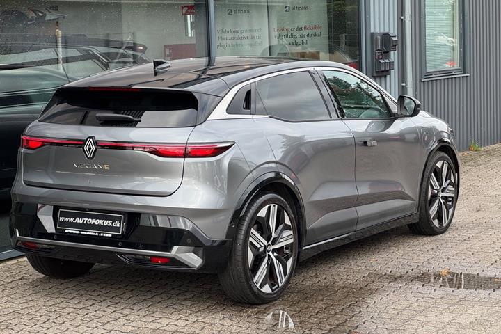 Grå Renault Megane E-Tech fra 2023