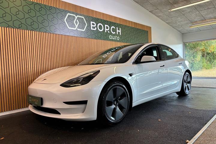 Hvid Tesla Model 3 fra 2021 set udefra
