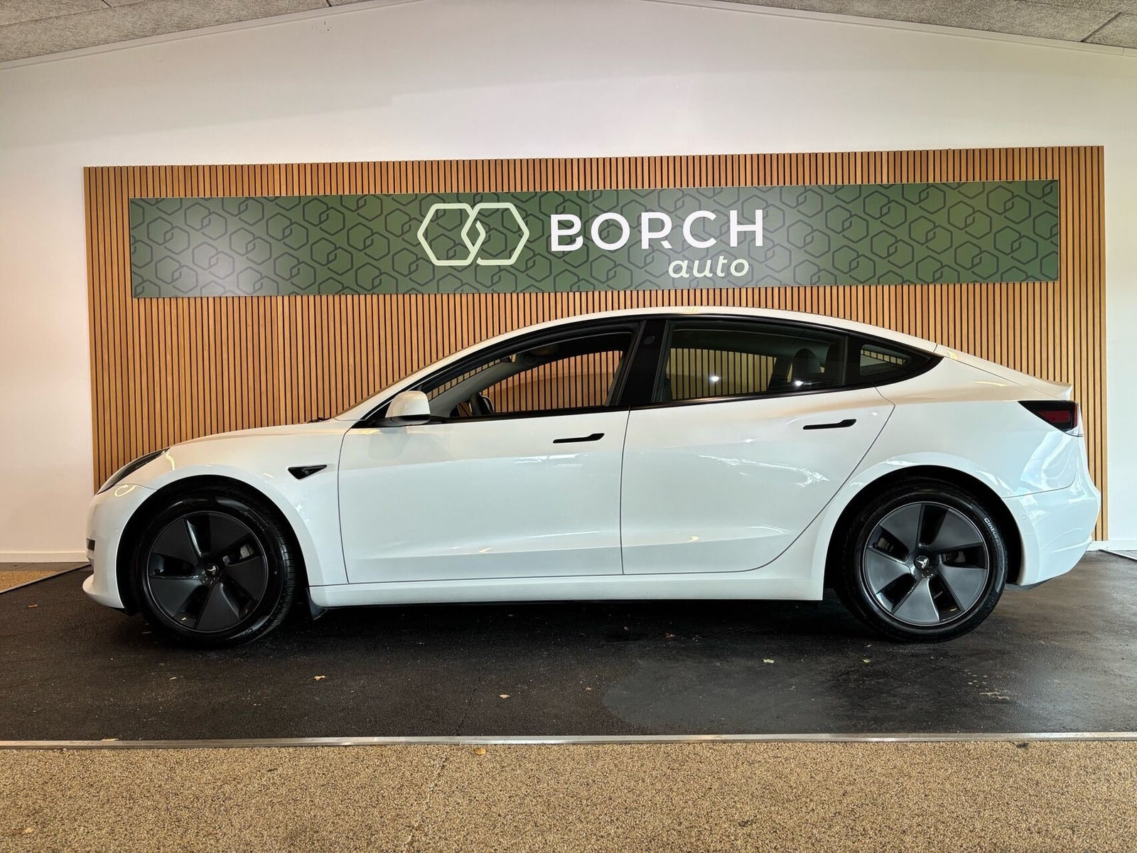 Hvid Tesla Model 3 fra 2021