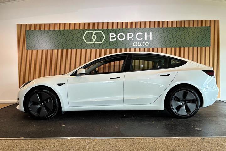 Hvid Tesla Model 3 fra 2021
