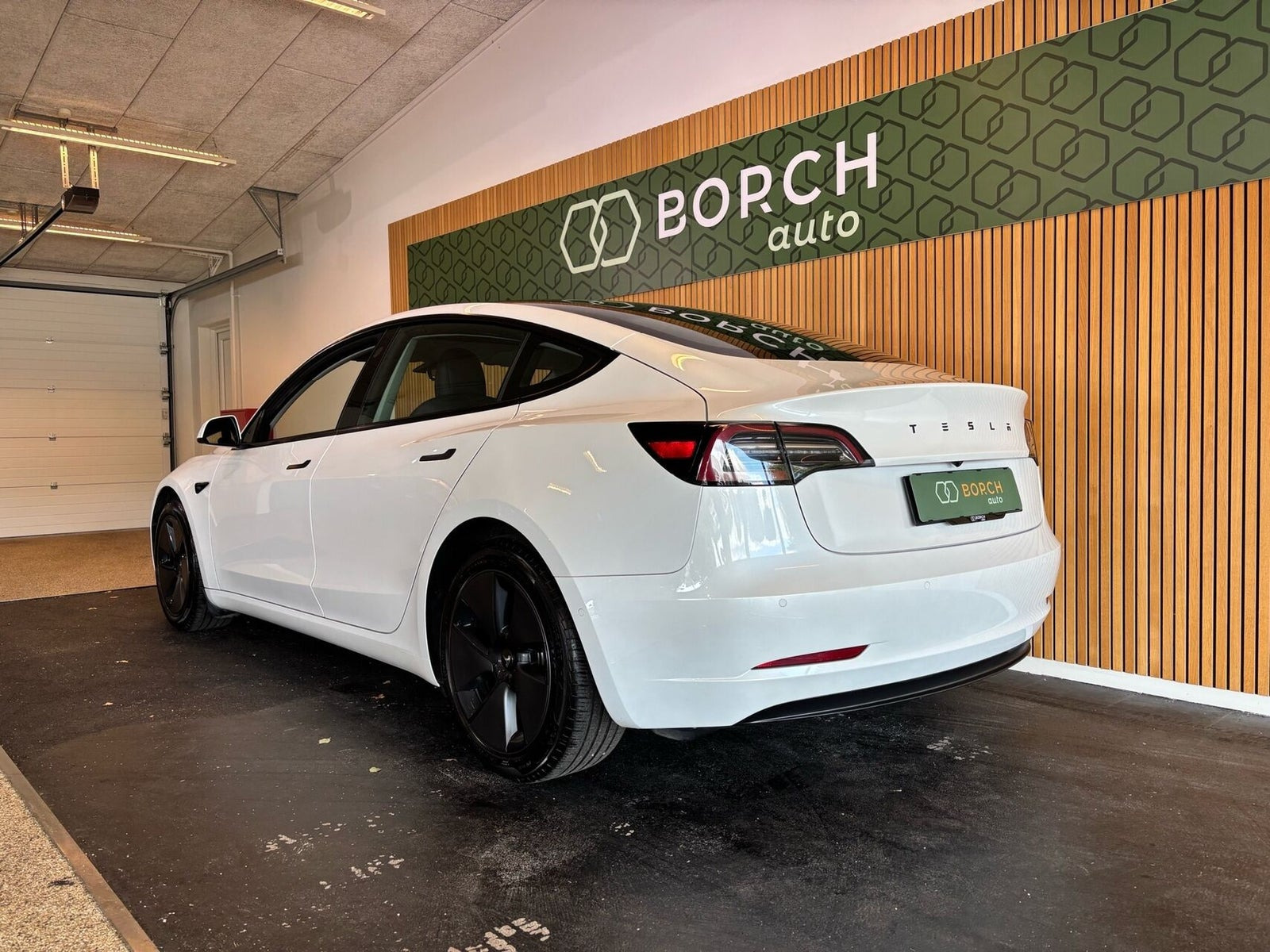 Hvid Tesla Model 3 fra 2021