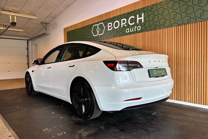 Hvid Tesla Model 3 fra 2021