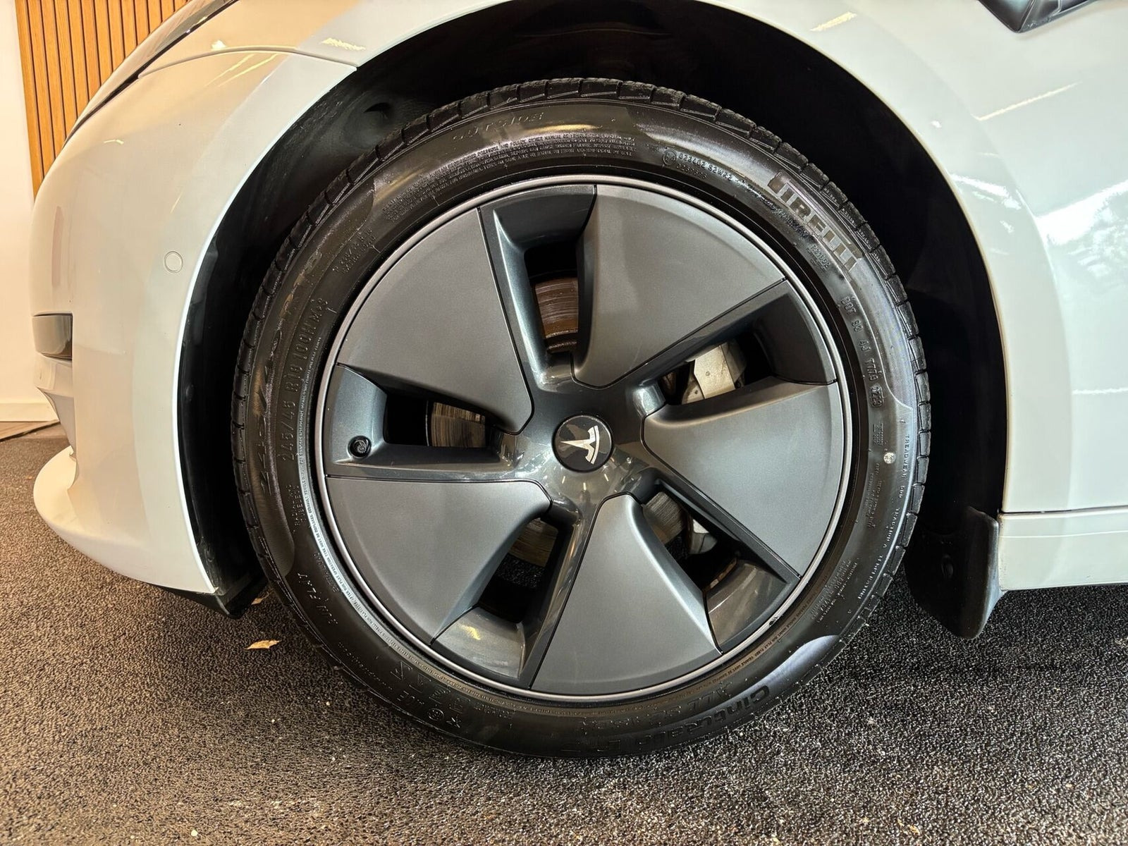 Hvid Tesla Model 3 fra 2021