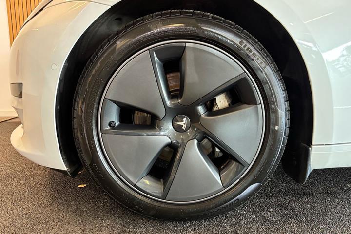 Hvid Tesla Model 3 fra 2021
