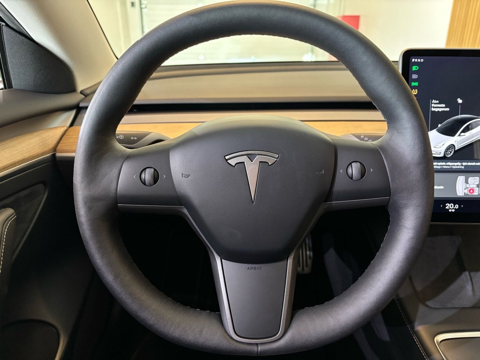 Hvid Tesla Model 3 fra 2021