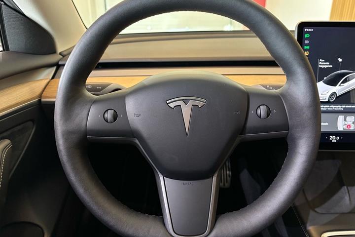 Hvid Tesla Model 3 fra 2021