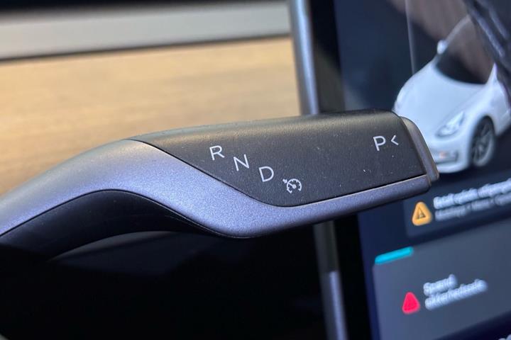 Hvid Tesla Model 3 fra 2021