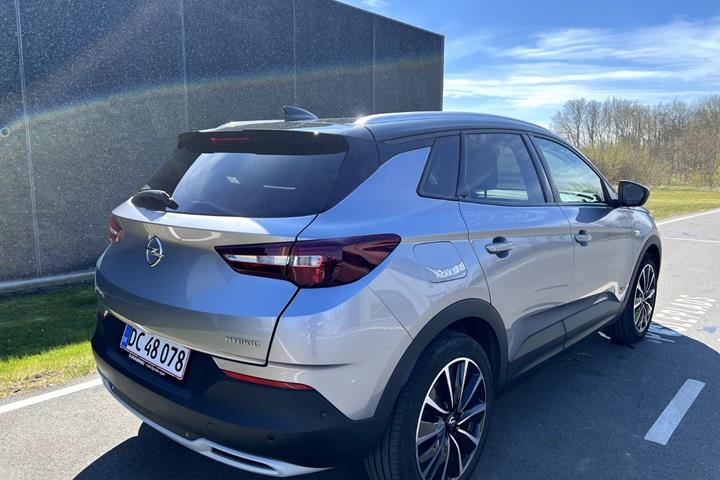 Sølv Opel Grandland X fra 2021