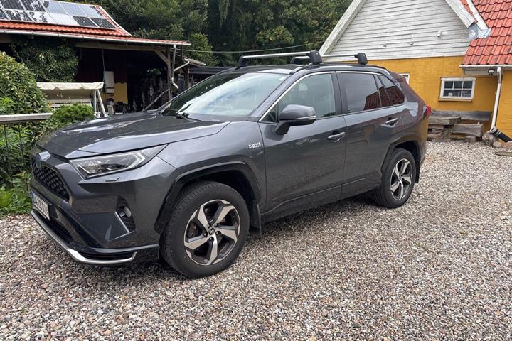 Grå Toyota RAV4 fra 2021
