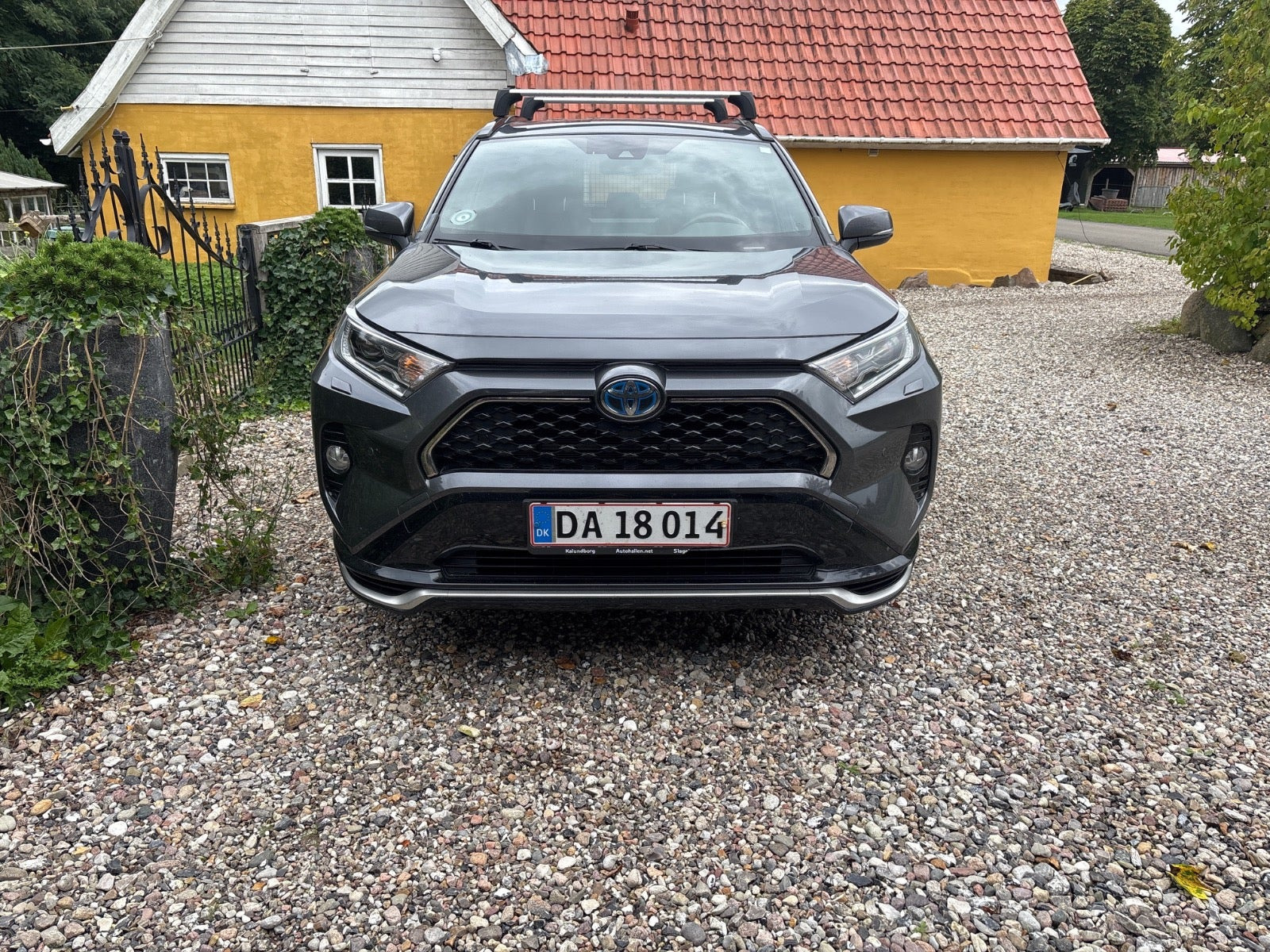 Grå Toyota RAV4 fra 2021