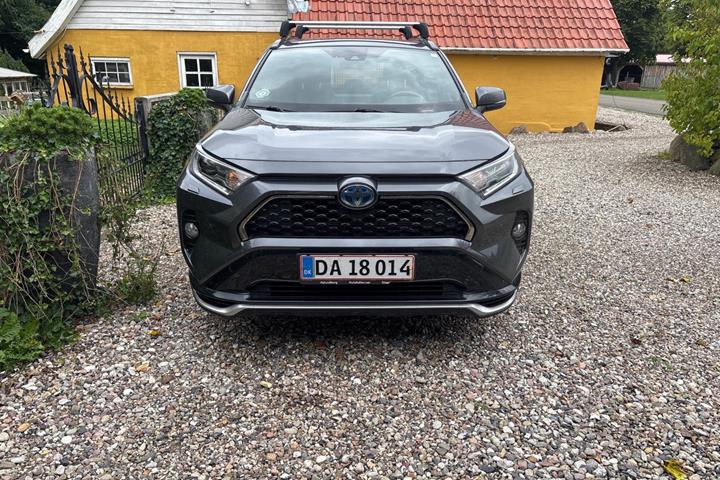 Grå Toyota RAV4 fra 2021