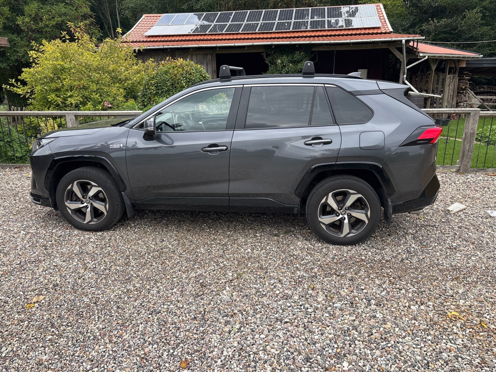 Grå Toyota RAV4 fra 2021