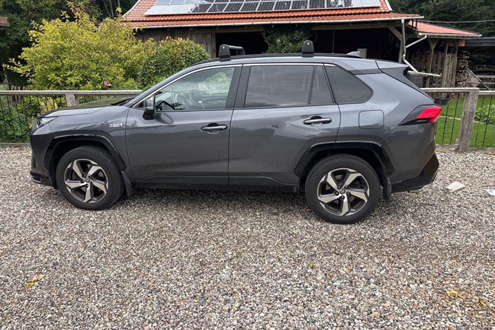Grå Toyota RAV4 fra 2021