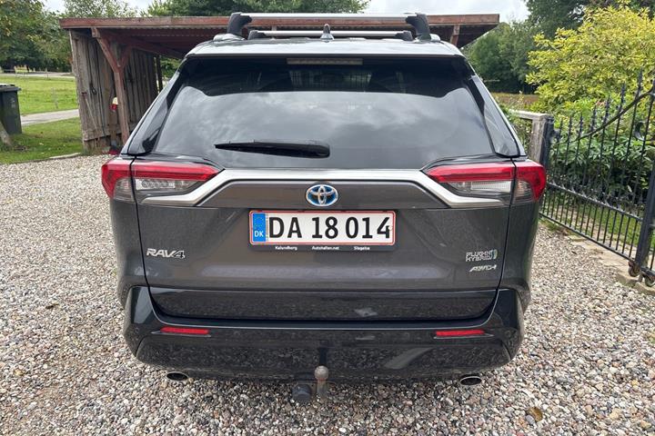 Grå Toyota RAV4 fra 2021