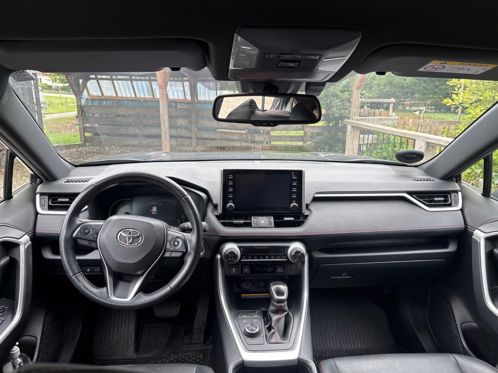 Grå Toyota RAV4 fra 2021