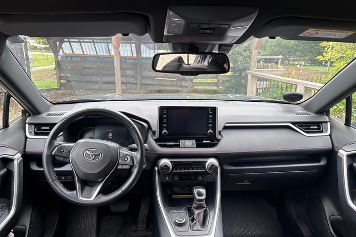 Grå Toyota RAV4 fra 2021
