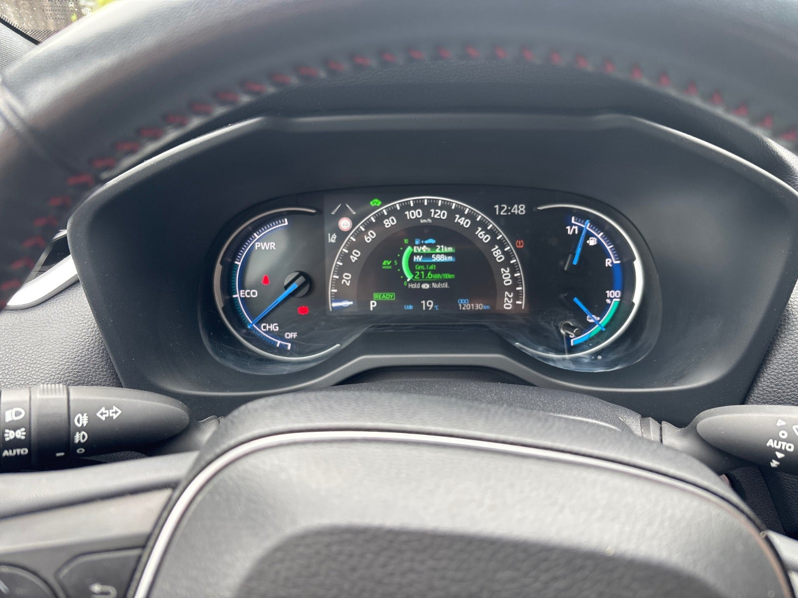 Grå Toyota RAV4 fra 2021