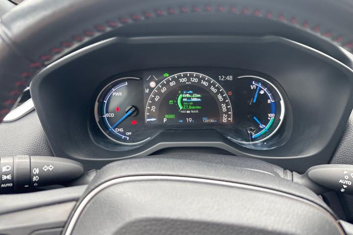 Grå Toyota RAV4 fra 2021