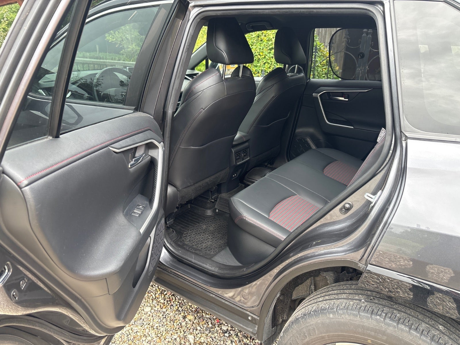 Grå Toyota RAV4 fra 2021
