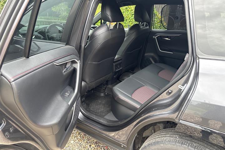 Grå Toyota RAV4 fra 2021
